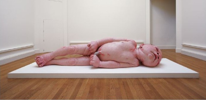 Ron Mueck. "A Girl", 2006. T�cnica mixta. 5 m. de longitud. Cortes�a del artista y Anthony d'Offay, Londres.