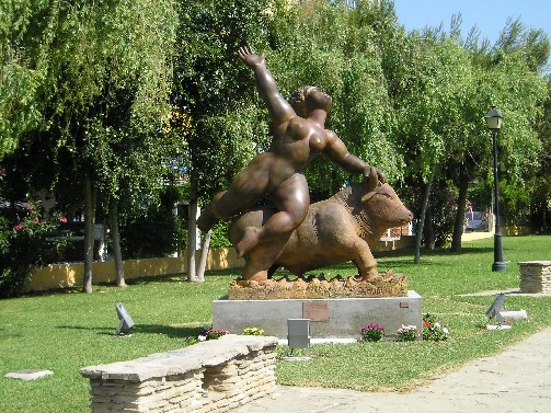 Jos� Seguiri. "Rapto de Europa", 2005. Bronce. 3,25 m. de altura. 2600 kg de peso. Jardines de la Casa Fuerte Bezmiliana, Rinc�n de la Victoria (M�laga).